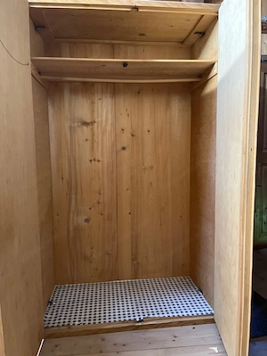 alter Kleiderschrank Bild 2
