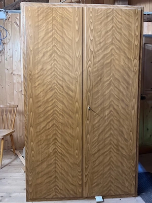 alter Kleiderschrank