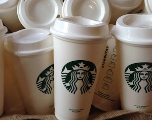 Eine Tasse direkt von der globalen Coffeeshop-Kette Starbucks Bild 3