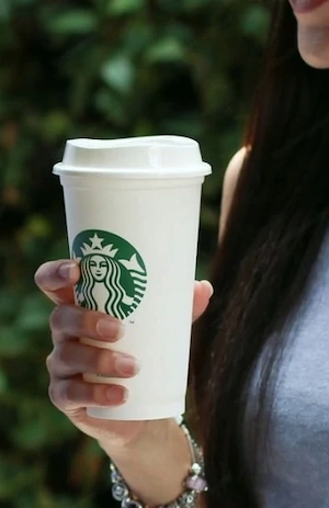 Eine Tasse direkt von der globalen Coffeeshop-Kette Starbucks Bild 4