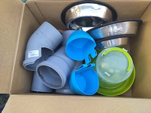 Futter und Wasserspender für Hühner