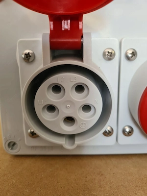Wandmontagesets sind eine funktionale Kombination aus einer kleinen Schaltanlage mit Strom- und Wech Bild 4