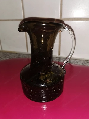Glasvase "Krug" dunkelbraun mit durchsichtigen Glashenkel Vintage