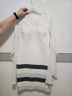 Kurzes weißes Abendkleid mit Streifendetails