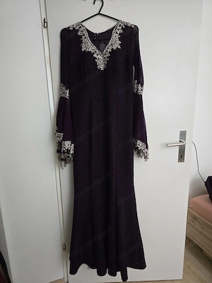 Kaftan-Stil Maxikleid mit Trompetenärmeln und Strass-Verzierung