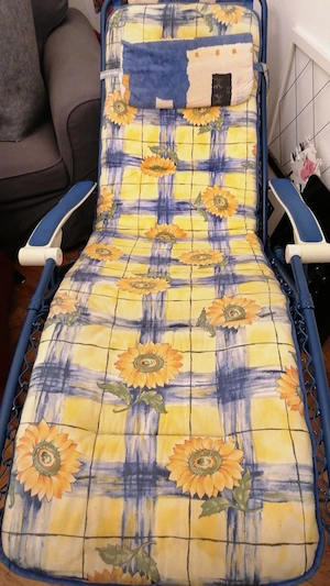 Lafuma Liege, dunkelblau mit Sonnenblumen-Motiv, gebraucht. Bild 2