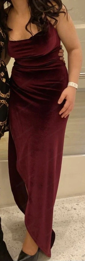 Weinrotes Samtkleid mit Beinschlitz und Rückendekolleté