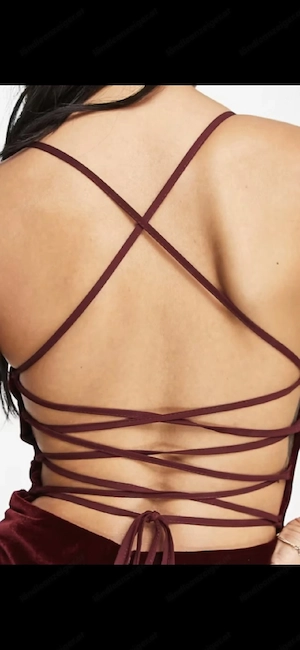 Weinrotes Samtkleid mit Beinschlitz und Rückendekolleté Bild 2