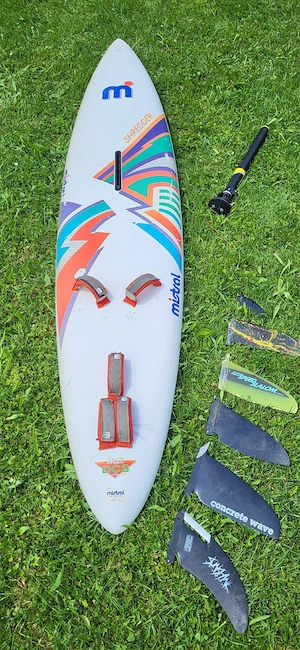2 Surfboards, 4 Segel mit 3 Masten & 3 Gabelbäumen