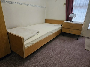 Einzelbett mit passendem Schrank zu verschenken  Bild 3