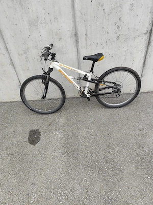 Fahrrad zu verkaufen mit Hinterfederung. Preis ist verhandelbar.