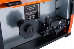 Eine halbautomatische Schwei maschine, die zum manuellen Elektroschwei en von Stahl mit selbstsch tz Bild 7