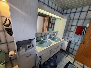 Badezimmerschrank inkl. Waschbecken und Armaturen