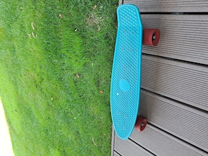 Kinder und Jugendscooter und Skateboard