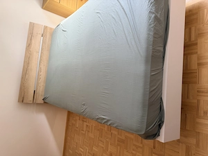 Modernes Bett 120x200 mit Lattenrost    wie neu