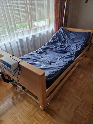 Pflegebett mit Wechseldruckmatraze