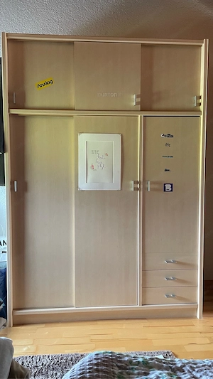 Kleiderkasten aus Holz Bild 2