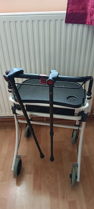 Rollator und Gehstöcke
