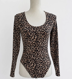 Damen langarm Body mit Leopardenmuster von Pigalle