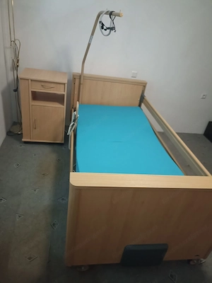 Pflegebett mit Nachtisch gebraucht Bild 4