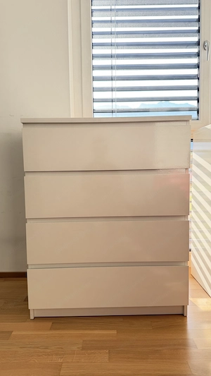 Ikea Malm Kommode hochglanz mit 4 Schubladen.