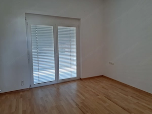 Vermiete großzügige 2 Zimmerwohnung Bild 4