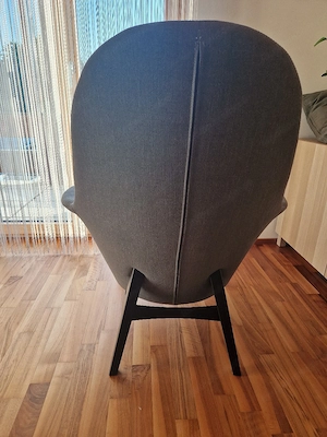 Grauer Ohrensessel mit Hocker Bild 2