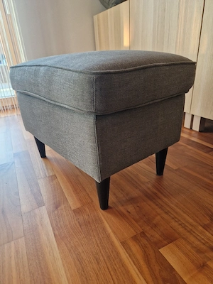 Grauer Ohrensessel mit Hocker Bild 3