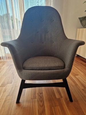 Grauer Ohrensessel mit Hocker Bild 5