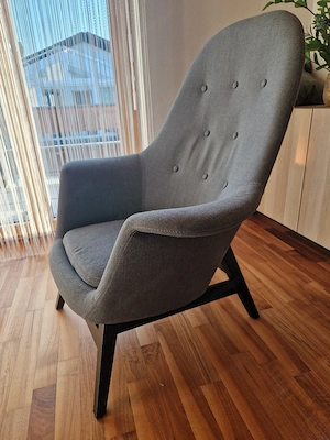 Grauer Ohrensessel mit Hocker Bild 4