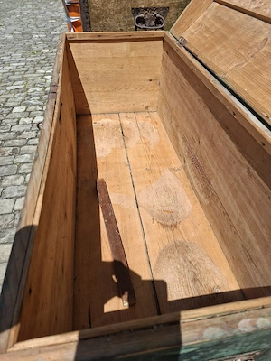 Holztruhe und alter Reisekoffer Bild 2