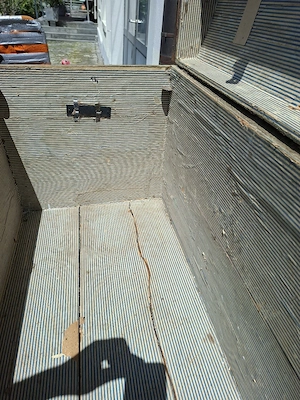 Holztruhe und alter Reisekoffer Bild 3