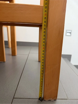  Kindertisch 82x82 Massivholz + 3 Stühle Sitzhöhe 33cm 6-10 Jahre Bild 3