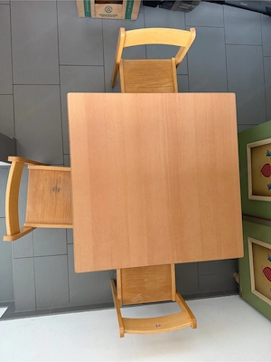  Kindertisch 82x82 Massivholz + 3 Stühle Sitzhöhe 33cm 6-10 Jahre Bild 5