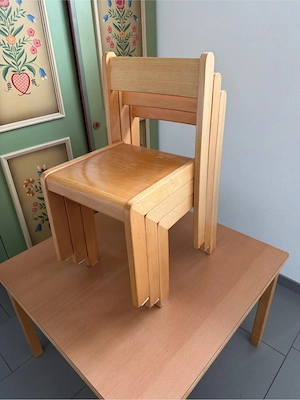  Kindertisch 82x82 Massivholz + 3 Stühle Sitzhöhe 33cm 6-10 Jahre Bild 4
