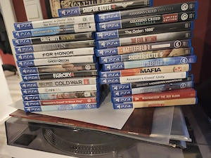 Verkaufe PS4 mit 2 Controllern und 27 Spiele Bild 2