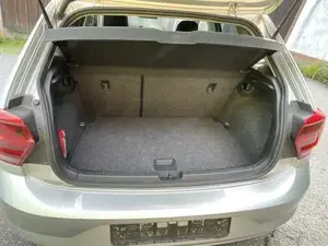 Volkswagen VW Polo Silber 2018, KM 131T Bild 4