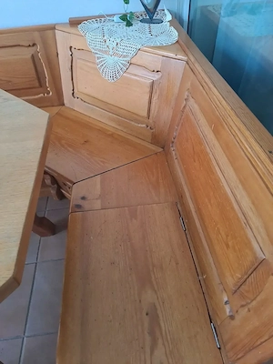 EsszimmerEssgarnitur,  aufklappbare Eckbank, Tisch und zwei Stühle   Bild 2