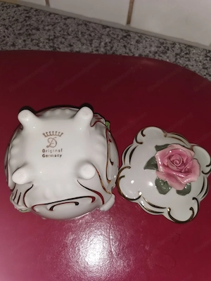 Deckeldose Porzellan H= 8 cm, Deckel 8x8 cm mit aufgesetzten Rosen  Bild 2