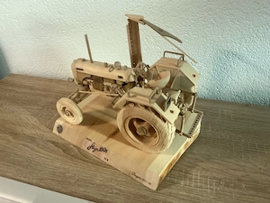 Oldtimer Traktor aus Holz Bild 2