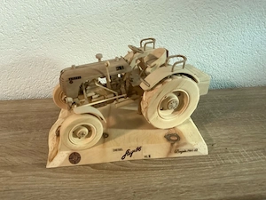 Oldtimer Traktor aus Holz Bild 4