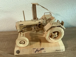 Oldtimer Traktor aus Holz Bild 5