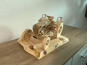 Oldtimer Traktor aus Holz Bild 3