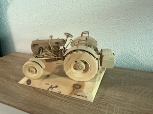 Oldtimer Traktor aus Holz Bild 6
