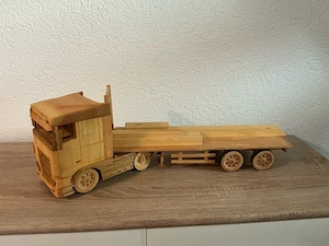 Autos aus Holz Bild 3