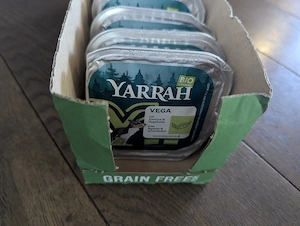 Hundefutter gemischt Yarrah (Bio) zu verschenken 