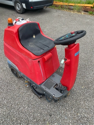 Aufsitz-Scheuersaugmaschine Bild 4