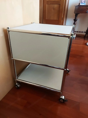 Metallkästchen auf Rollen Bild 2