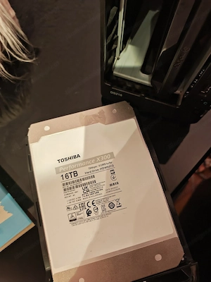 Synology DS18 NAS mit 2x 16TB Toshiba X300 Bild 4