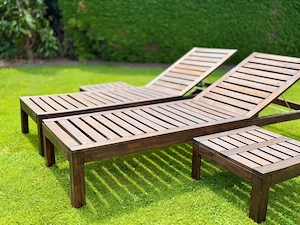 2 IKEA Holz-Sonnenliegen inkl. Auflagen & 2 Beistelltische   gepflegt Bild 2